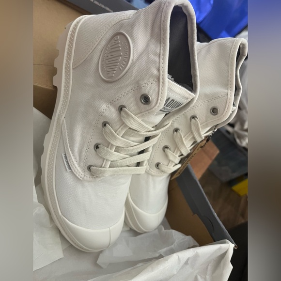 NWT Palladium Pampas Hi High Top Sneaker in Star White - Picture 3 of 8